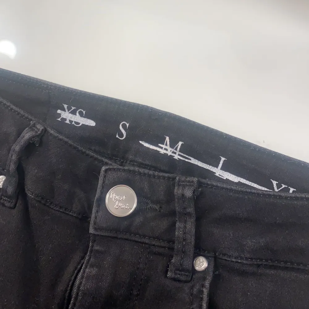 Svarta skinny jeans ifrån bikbok i strl S. Aldrig använda och säljer då dem inte kommer bli använda något. Jeans & Byxor.