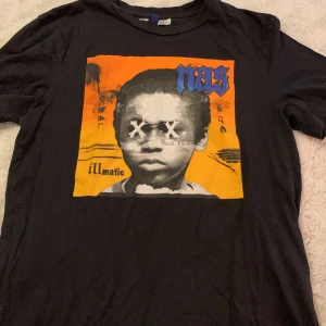 T-shirt med tryck - Svart t-shirt med tryck