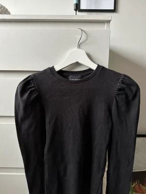 Gullig Topp - Wow vad där är gullig och elegant, funkar både till finare tillställningar och vardags. Kommer i från Pieces.