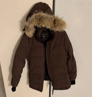 Canada goose Solaris  -  Canada Goose Solaris   Strl - 2xs passar s/xs  Självklart original, köpt från Johnells kvittot skickas med!  Vid funderingar Pm!  Mvh // William 