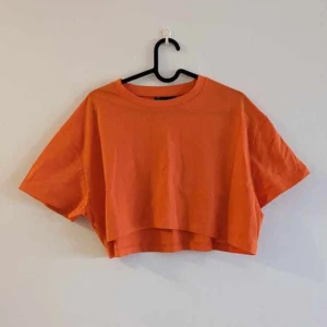 Croptop - helt ny oanvänd  - Helt ny & oanvänd, glömde returnera i tid så jag testar sälja den vidare istället ✨