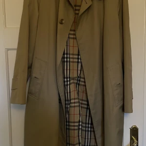 Burberry kappa - Jättefin burberry kappa som funkar perfekt till vintern och hösten i bra skick förutom att en knapp är lite sönder! Skriv för fler bilder och priset är diskuterbart💕