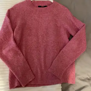 Säljer denna rosa stickade tröjan från vero Moda som är slutsåld💞💞den är i nyskick och använd fåtal gånger