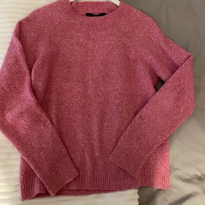 Rosa stickad tröja Vero Moda  - Säljer denna rosa stickade tröjan från vero Moda som är slutsåld💞💞den är i nyskick och använd fåtal gånger