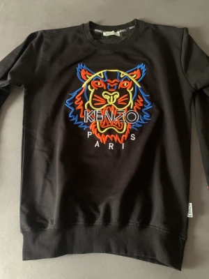 Kenzo tröja - Oanvänd kenzo tröja inte äkta men ser ganska fin och äkta ut Storlek S
