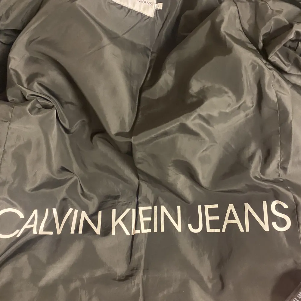 Säljer denna så snygga jacka från Calvin Klein! Den har inga skador, defekter eller liknande. Hör av er om ni är intresserade eller vill ha mer bilder❤️Köpte för 2200!. Jackor.