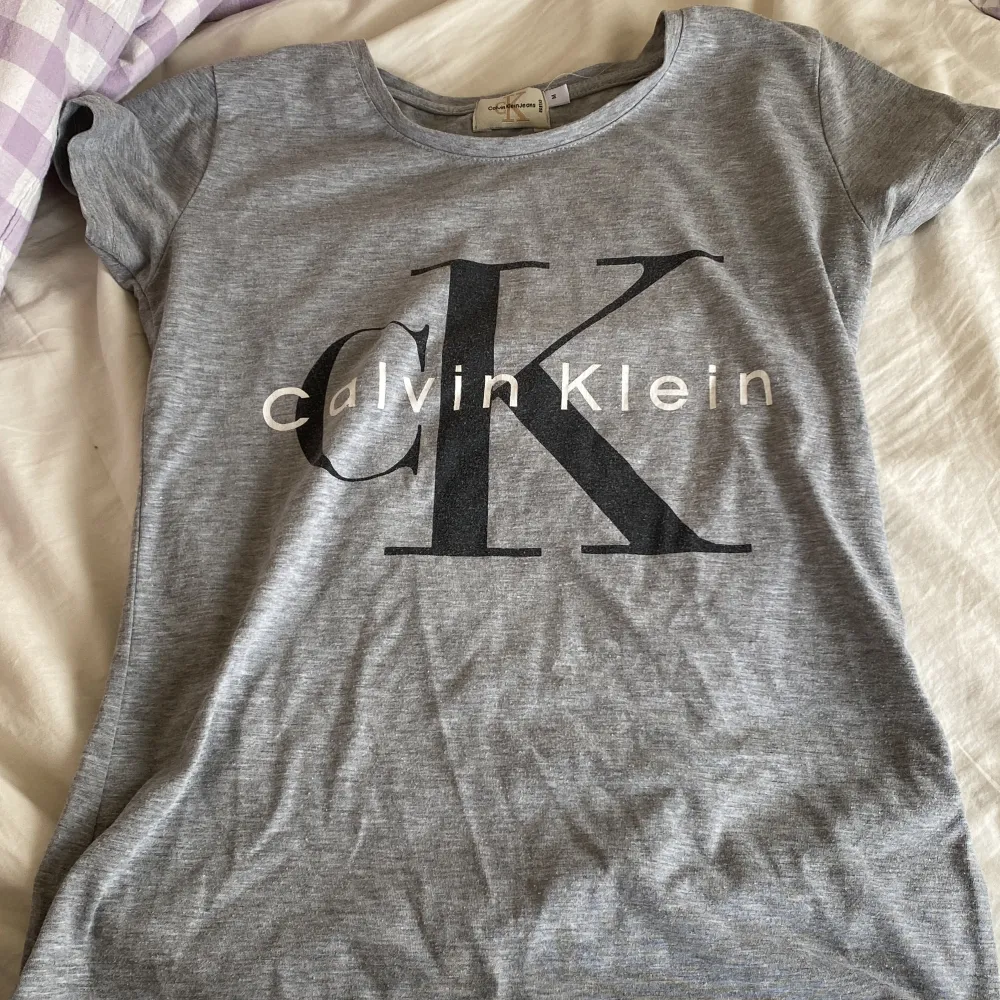 Säljer denna Calvin Klein t shirten eftersom den då inte kommer till användning . T-shirts.