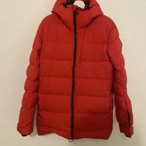 Vinter jacka  - Fin Everest jacka och riktigt behaglig och varm perfekt nu till vintern. Den är i ett andvänt skick.