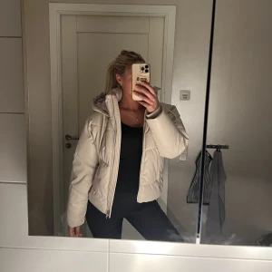 Beige jacka  - Säljer min vinterjacka från zara, superfin. 🤍