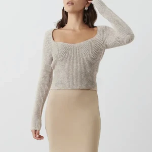 Beige stickad tröja - En superfin beige stickad tröja från Gina tricot. Använd 1 gång så tröjan är som ny. Skriv privat för fler bilder!