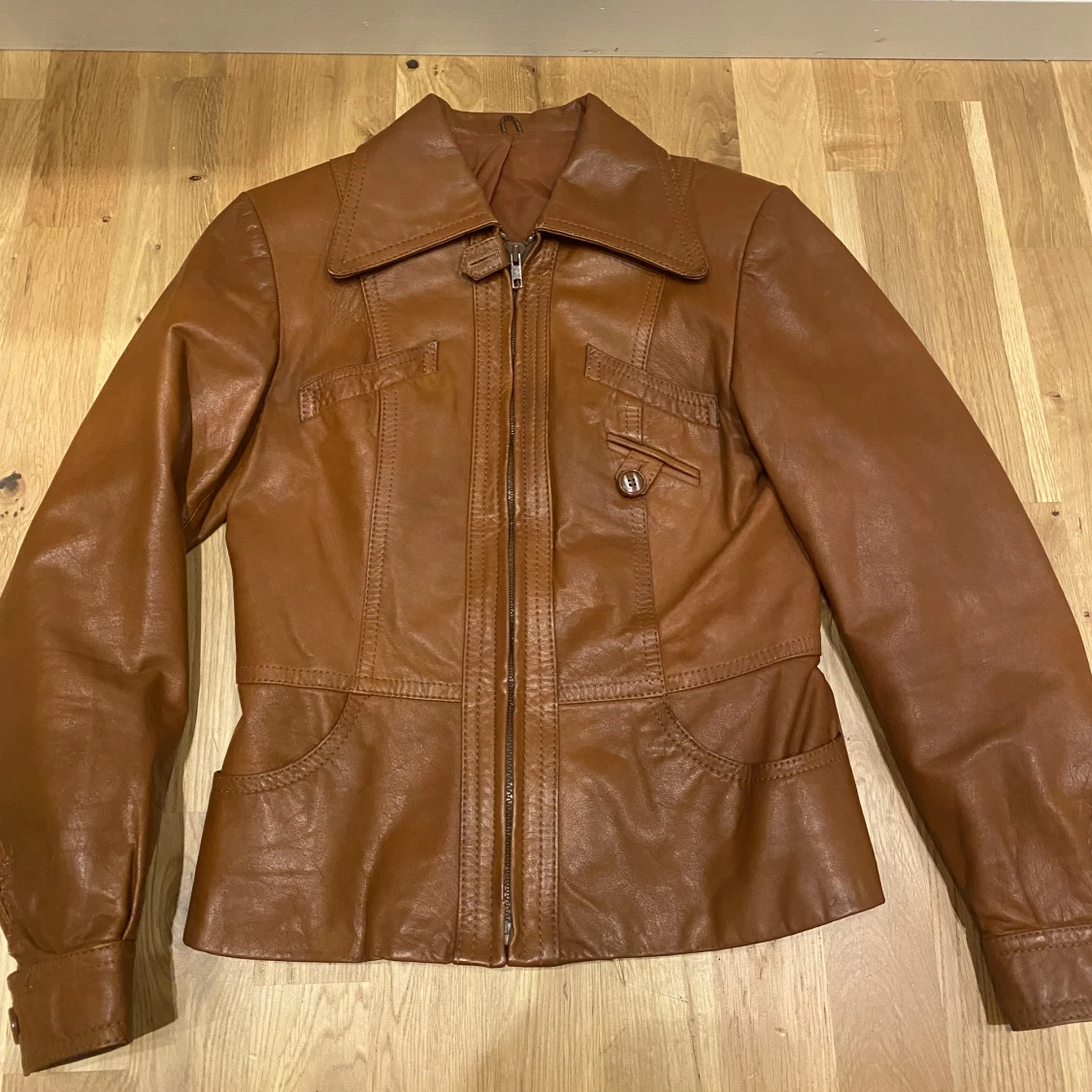 Brun jacka i äkta skinn från jofama!