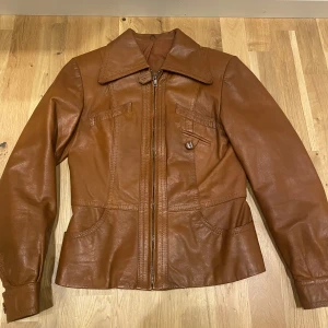 Brun jacka i äkta skinn från jofama!  - Säljer min bruna skinnjacka i väldigt fin modell från Jofama. Den har varit sparsamt använd och är i bra skick.  Storleken på jackan är 38, men skulle säga att det är mer en 36a! 