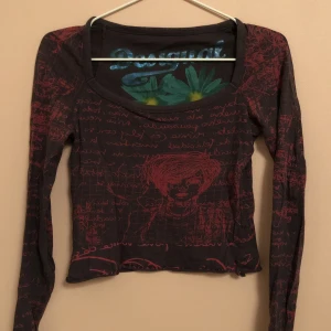 Långärmad tröja - Mönstrad långärmad tröja. Aldrig använd, köpt second hand. Strl xs/s