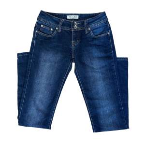 Vintage lågmidjade jeans från märket Dolce Nil. Så snygga! Har några få defekter som knappt syns. Hör av er om ni vill ha bild! Midja: 72cm, längd: 99cm, innerbenslängd: 80cm. Använd gärna 