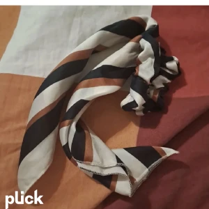 Flerfärgad scrunchie  - Scrunchie i flera färger. Kan knytas till rosett, pris är diskuterbart vid snabb affär. För mer info skicka pm. Köparen står för frakten. Ansvarar inte för paketet under frakt.