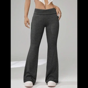 Gråa yoga pants - Älskar dessa byxor men säljer dem pga för korta. Jätte fina och trendiga med detaljen vid midjan😍🫶🏼Storlek M men passar även S. Dessa är helt oanvända❤️