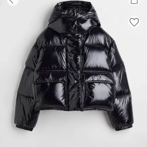 Vinterjacka  - Säljer denna jacka för den inte kommer till användning:) Slutsåld online, köptes för cirka en vecka sedan och är helt ny.🥰köpte för 1300kr säljer för 900kr.💖