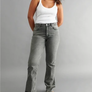 Grå jeans - Säljer dessa populära jeans från gina tricot. (Full length flare jeans). Lågmidjade och lite bootcut. Bra skick även om de är ganska välanvända. 💗 