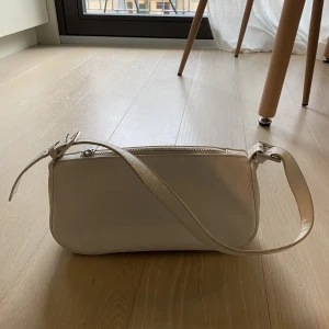 Vit baguetteväska  - Säljer denna perfekta vita baguettväska från gina! 🫶🏻🌟