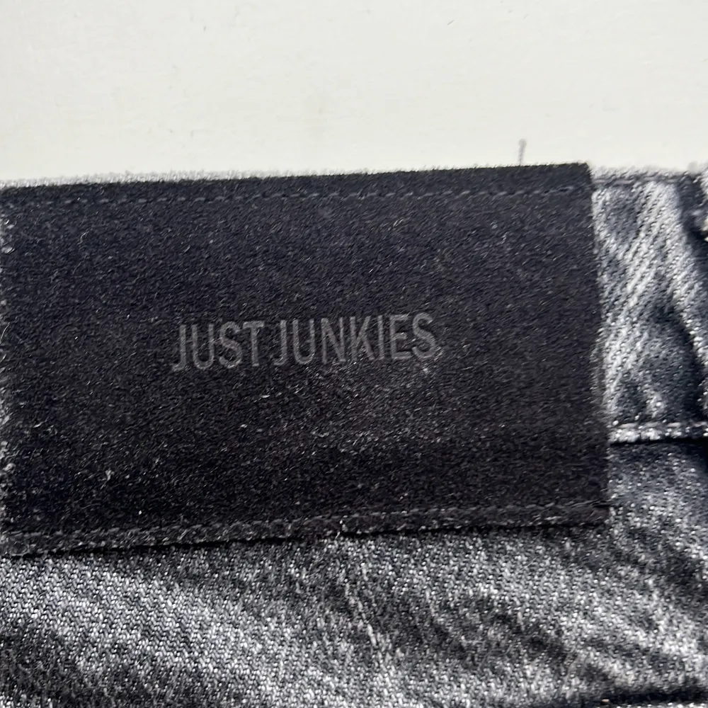 Fina jeans från just junkies som endast andvänts ett fåtal gånger. Köpta för 1200kr och har inga defekter. Pris kan diskuteras! . Jeans & Byxor.