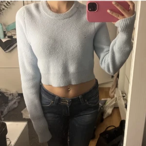 Blå stickad tröja - Blå stickad tröja från zara, knappt använd, fin till hösten! Köparen står för frakten🥰
