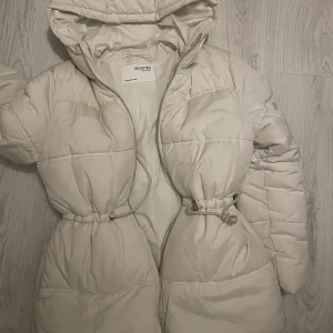 Vinterjacka  - Superfin vinterjacka ✨ Knappt använd då jag äger en annan jacka redan. Går att spänna in i midjan dessutom är luvan perfekt storlek🫶🏻 Köpt för 700kr