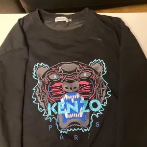 Säljer en kenzo tröja storlek M   i nyskick  kan också bytas mot annat 