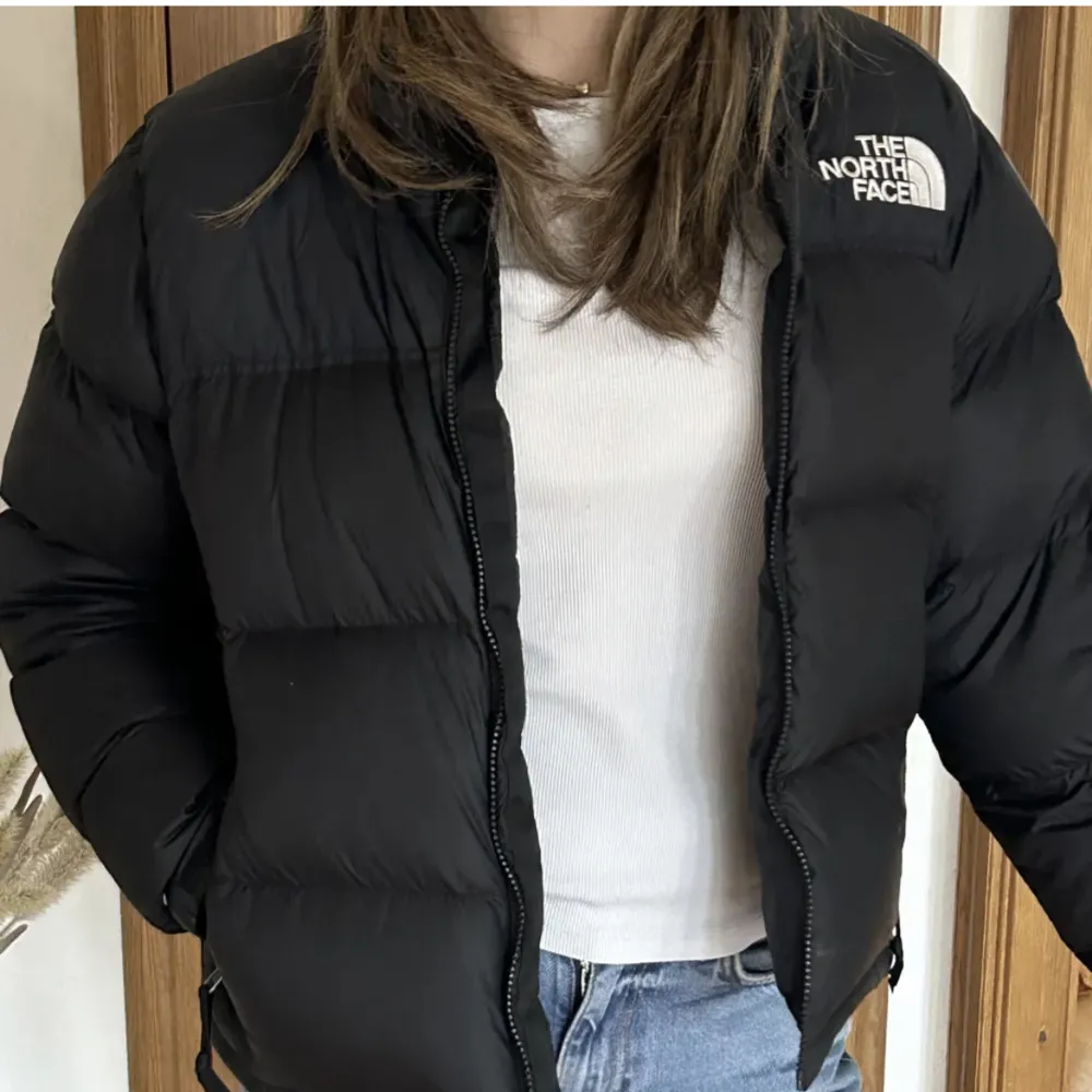 Säljer min north face jacka i storlek M! Sitter jättesnyggt och har inga defekter💞 säljer då jag har en ny. Nypris 3650 kr. Jag använder S och sitter snyggt o lite oversized. Jackor.