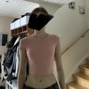 Rosa topp - En ljusrosa ribbad tajt topp/croptopp från Shein💕Använd 1 gång och absolut inga fel. Strl. XS