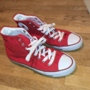 Converse röd - Fint skick. Sparsamt använda. Äldre modell tillverkad i USA. Genomskinlig sula. Storlek 39. Ingen låda. 