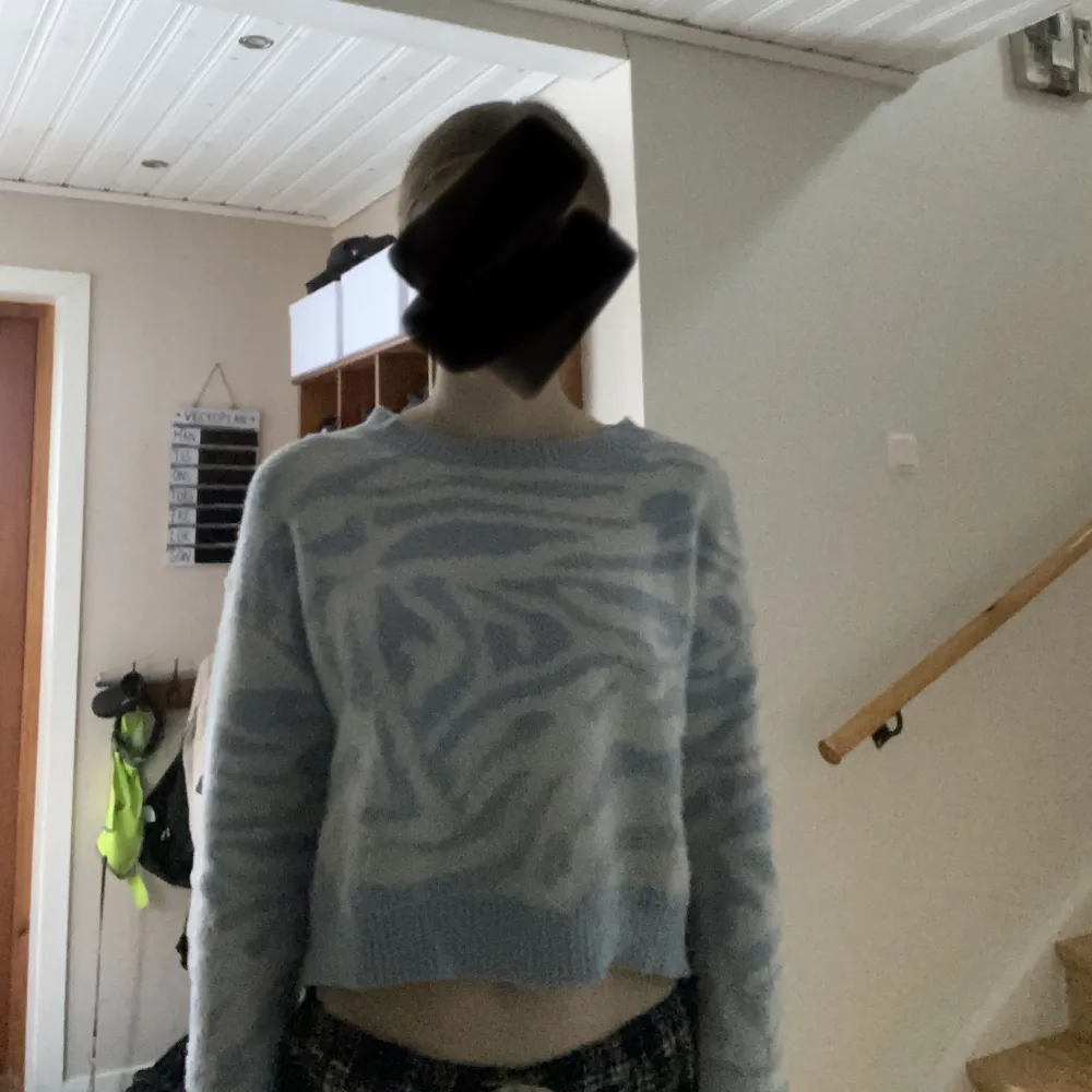 Ljusblå tröja med vita zebra ränder från Shein💙Tjock tröja/stickad men sticks absolut inte!! (Material=Polyester) Använd ca 4 gånger och är felfri. Strl. S🙌🏼Nypris 219kr.. Neuleet.