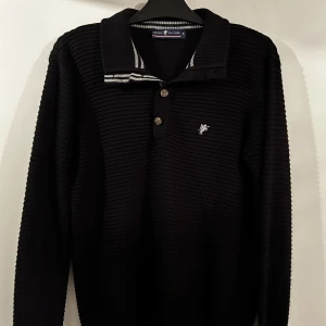 Halv knapp tröja  - En mjuk acryl halv knappad tröja  Skickt (7/10