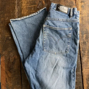 Blåa loose fit jeans 🌟 - Sköna jeans från Rapidfire som liknar Levi’s 🌟Sitter löst men inte för baggy, passar nog bra på alla! Skicka meddelande om du har en fråga kring storlek osv.💫