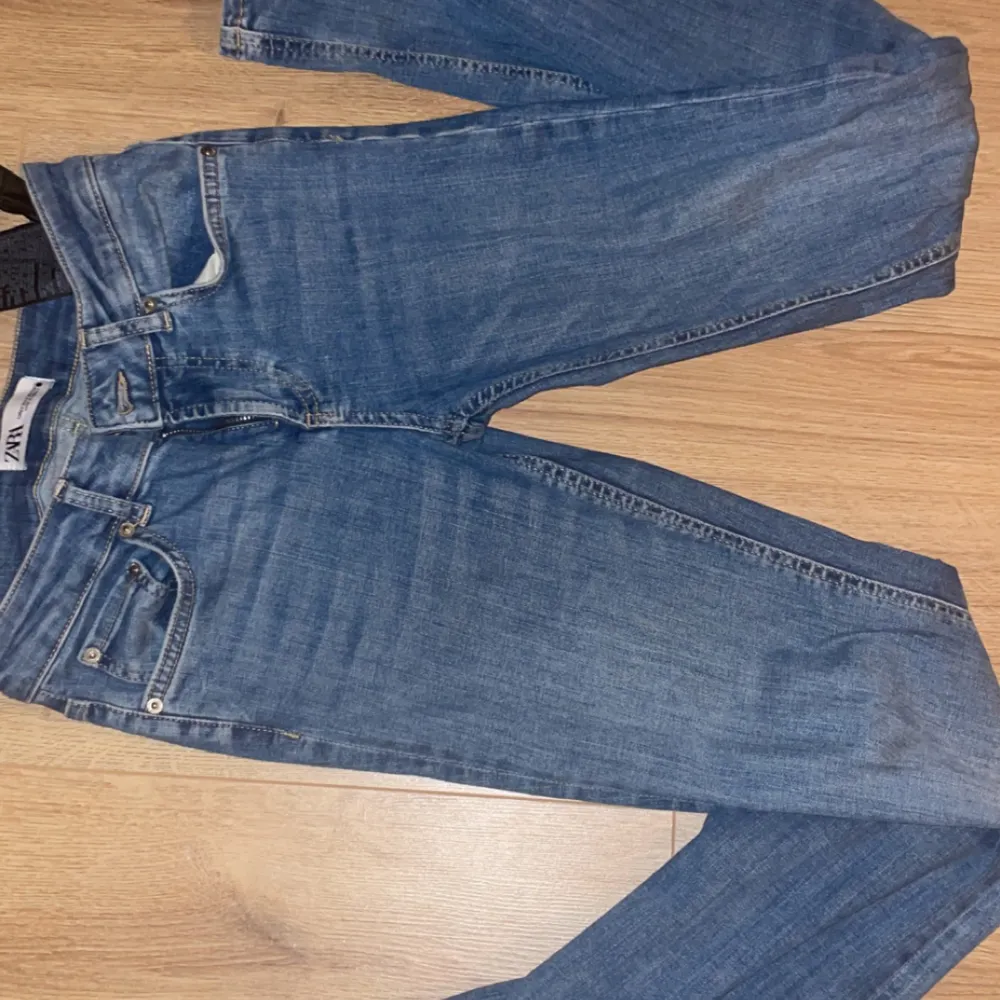 Säljer mina zara jeans då dem är för långa på mig, dem är lowwaist modellen och finns inte att köpa längre, skulle dock säga att dem sitter lite högre upp! Har ett litet hål längst ner men syns knappt💘. Jeans & Byxor.