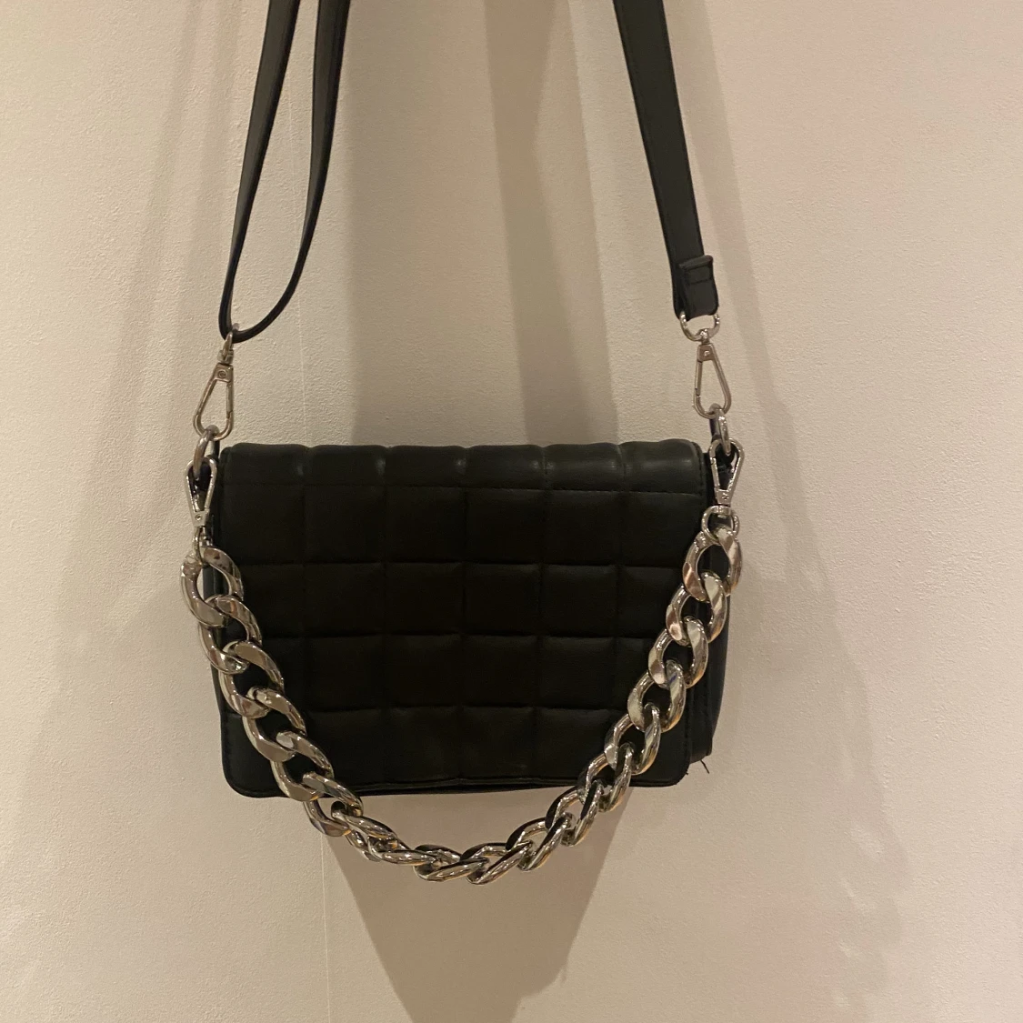 Svart väska med kedja