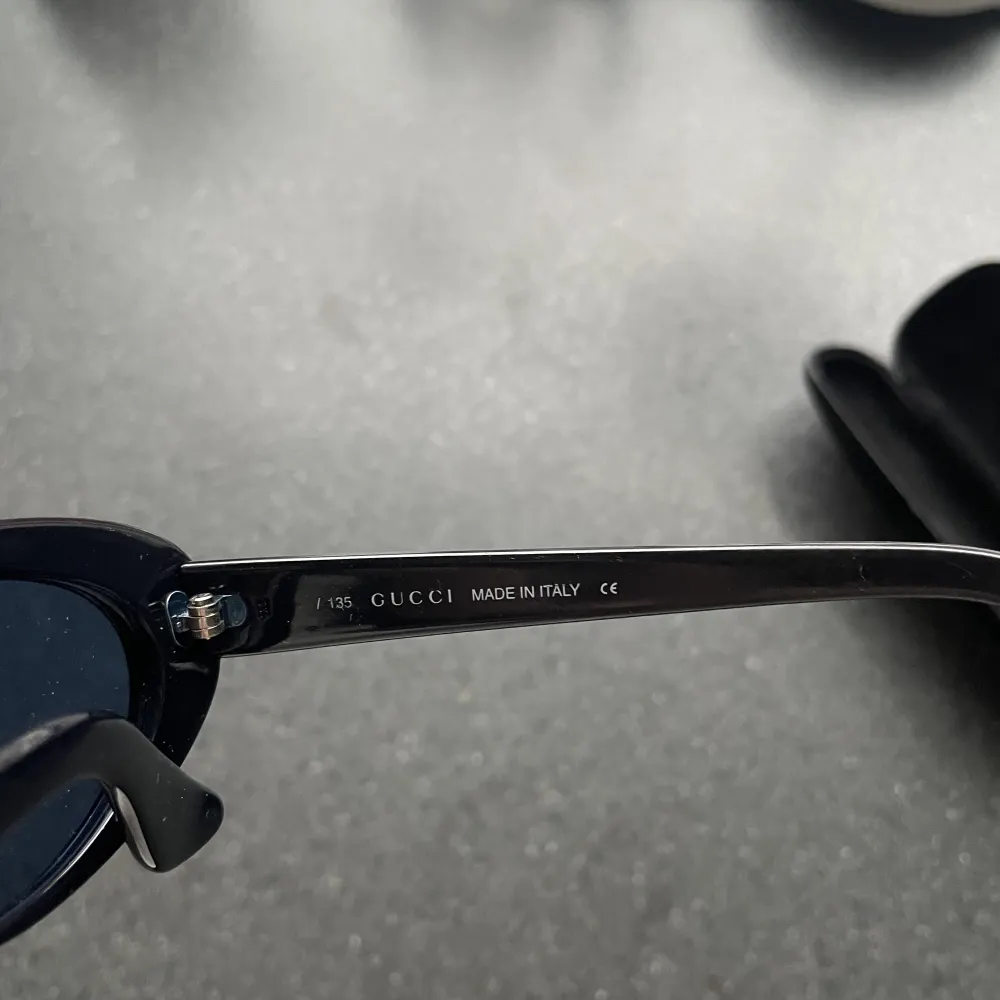 Ett par äldre äkta Gucci solglasögon i bra skick. De är i en mörkblå färg och tillhörande fodral följer med.. Accessoarer.