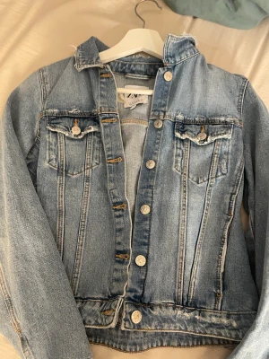 Blå jeansjacka - En blå jättefin jeansjacka från zara