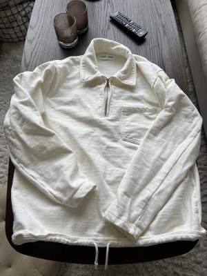 Vit tröja ifrån Samsoe Samsoe med half zip. Endast använd ett par gånger. I mycket bra skick. Köpte den för 499 kr. Pris kan diskuteras vid snabb affär. 
