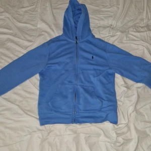 Ralph lauren - Säljer denna ralph lauren zip för jag aldrig använt den. skick 10/10 inge hål eller fläckar.hör av er vid frågor eller bilder.pris kan diskuteras.kan byta ochså.