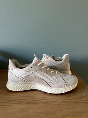 Ecco sneakers - Jag säljer mina vita Ecco sneakers eftersom de är för små för mig. Storleken är 36 och de har inte använts. 