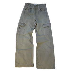 Baggy/wide cargo jeans i andvänt skick. Ena benet har några få färgfläckar men de är väldigt fadeade och syns knappt