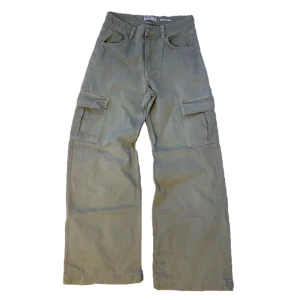 Cargo jeans - Baggy/wide cargo jeans i andvänt skick. Ena benet har några få färgfläckar men de är väldigt fadeade och syns knappt