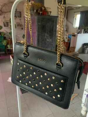 DKNY SHOULDERBAG - Very good condition with 2 side pockets beside the big pocket 