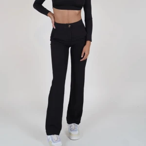 Vemderbys kostymbyxor - Kostymbyxor från Venderbys! Modellen heter ”New Lily” Jättesnygga men har andra kostymbyxor som passar mig bättre så säljer dessa 💕jag är 168 cm, längden passar bra på mig men skulle passa på någon lite längre också!