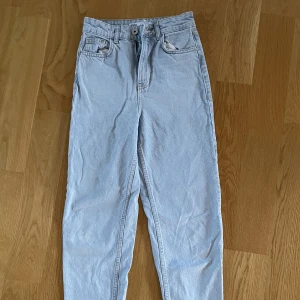 Jeans  - Ett par ljus blå jeans från zara