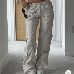 Cargobyxor  - Jättefina cargobyxor i storlek M som knappt är använda🥰(bilderna är lånade)   Säljer pga att de inte kommer till användning. 