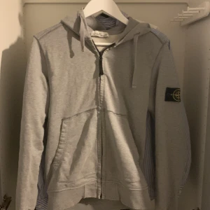 Stone island tröja - Stone island tröja i storlek S Den är lite använd men fortfarande i väldigt bra skick med inga flaws