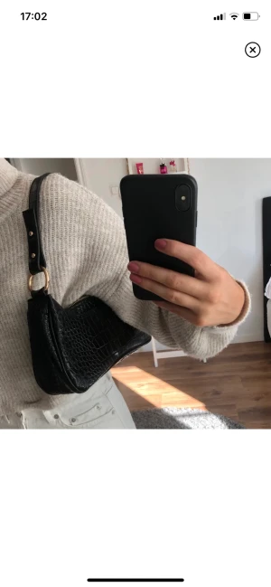 Väska med gulddetaljer - Säljer denna fina väska med gulddetaljer!🤍säljer för 100kr+frakt!🤍