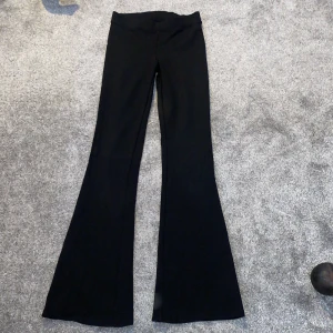 Yogapants - Svarta bootcut leggings från Gina, säljer då de är ganska små❤️Jättesköna och fina samt i väldigt bra kvalitet! Inga brister