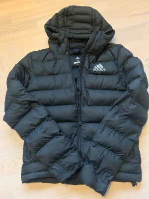 Adidas jacka herr - Adidas jacka herr, fint skick använd en säsong, inga defekter. Frakt betalas av köpare